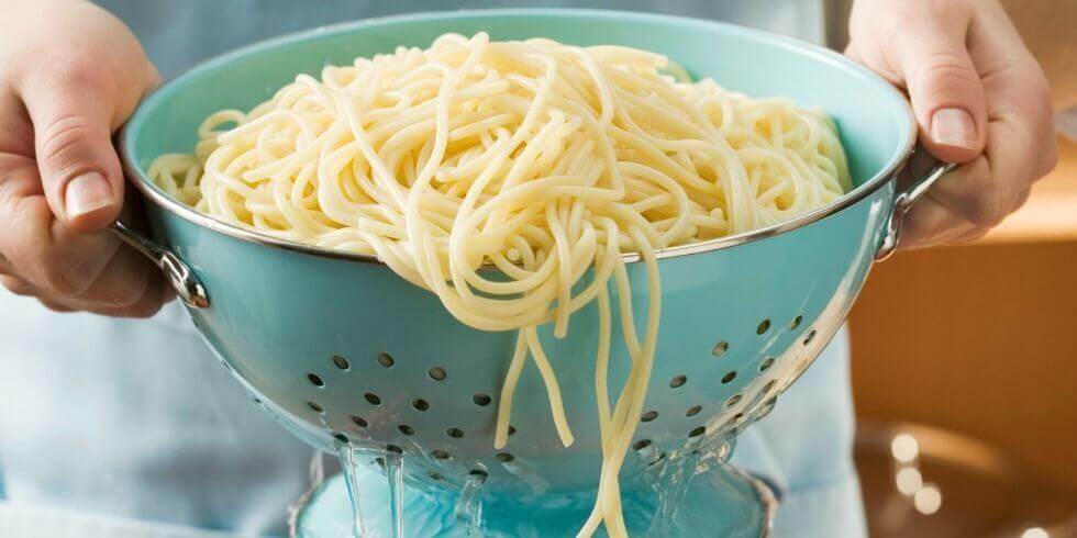 Wat doe je beter niet tijdens het koken van pasta?