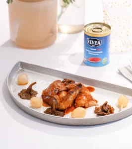 Pigeon d'Anjou aux petits oignons et girolles