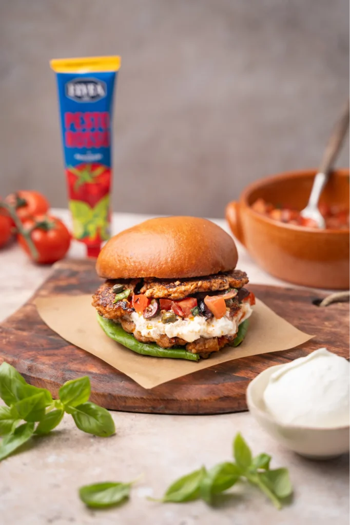 Smashburgers italiennes au pesto rosso, mayonnaise à l'artichaut, burrata et salsa de tomates