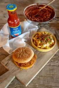 Hamburger Sloppy Joe con patatine fritte in stile animal